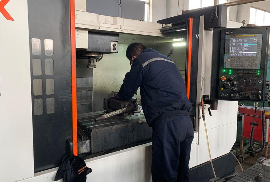 Pekerja memproduksi bagian CNC presisi tinggi