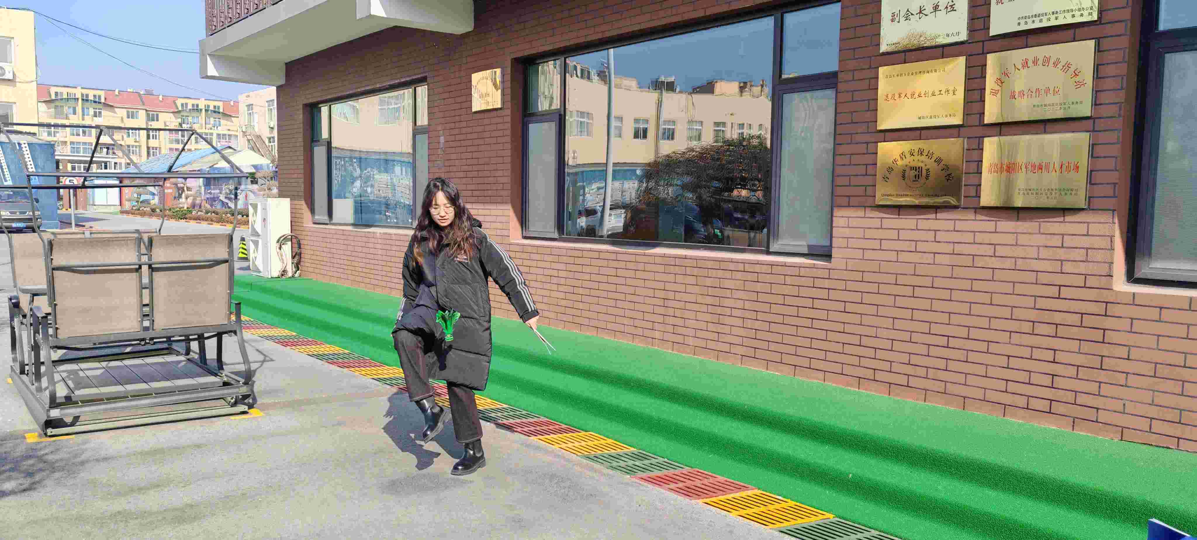 Aktivitas Menendang Shuttlecock Outdoor Setelah Istirahat Makan Siang